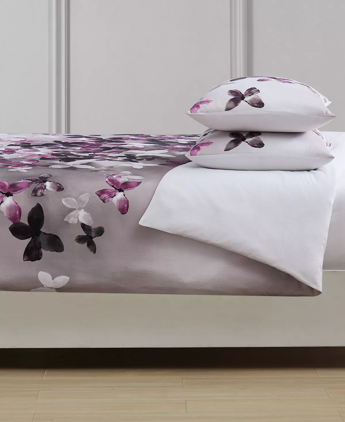 Vince Camuto Home Lissara 3 Piece Duvet Set, King 4 Vince Camuto Home Lissara 3 Piece Duvet Set, King - Image 4